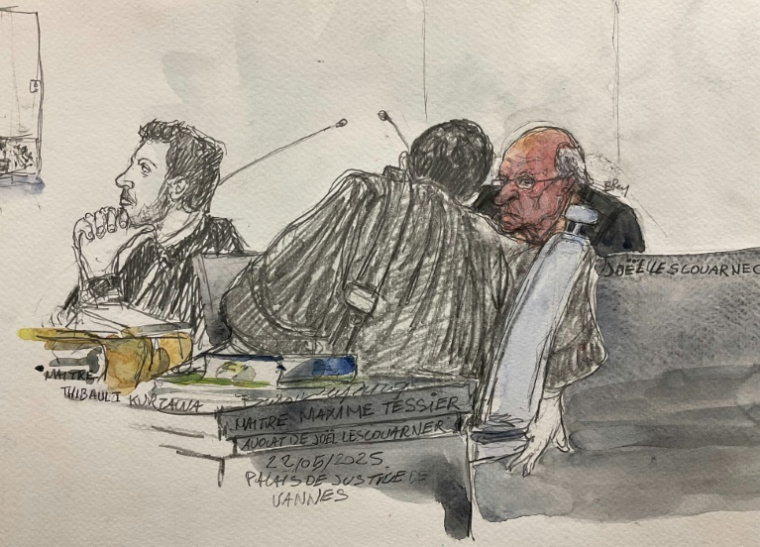 Croquis d'audience du 22m ai 2025 montrant l'ex-chirurgien pédocriminel Joêl Le Scouarnec (d) et l'un de ses avocats Me Maxime Tessier (c) lors de son procès à Vannes ( AFP / Benoit PEYRUCQ )