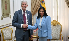 Le ministre américain de l’Energie Chris Wright (à gauche) serre la main de la présidente par intérim du Venezuela, Delcy Rodríguez, avant une réunion au palais présidentiel de Miraflores, à Caracas, le 11 février 2026 ( AFP / Juan BARRETO )