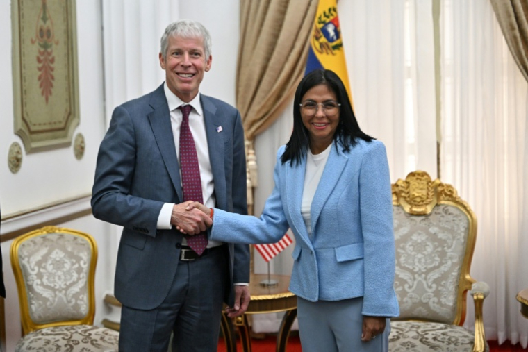 Le ministre américain de l’Energie Chris Wright (à gauche) serre la main de la présidente par intérim du Venezuela, Delcy Rodríguez, avant une réunion au palais présidentiel de Miraflores, à Caracas, le 11 février 2026 ( AFP / Juan BARRETO )