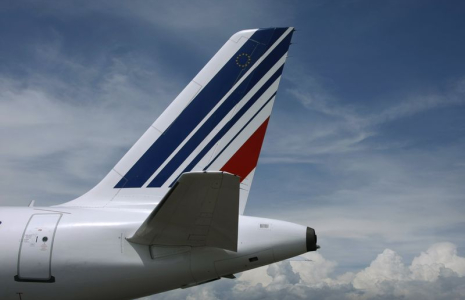 La queue d'un avion de ligne d'Air France est visible à l'aéroport international de Nice