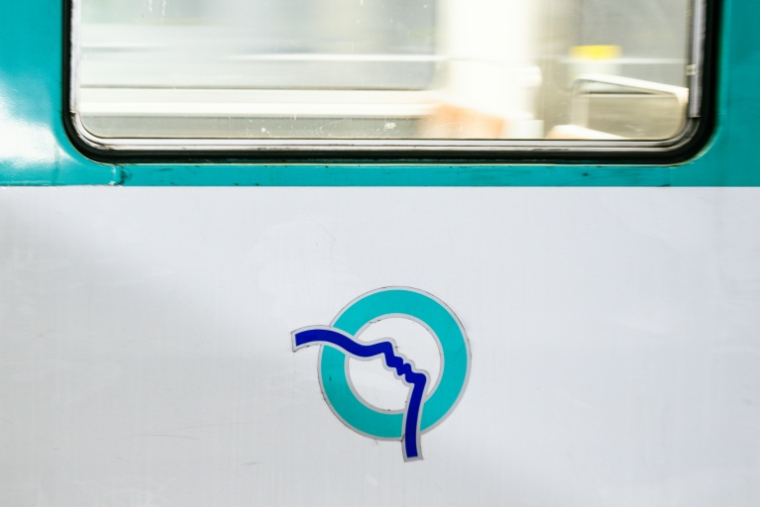 Le logo de la RATP dans le métro à Saint-Denis, le 24 janvier 2025 près de Paris ( AFP / Julie SEBADELHA )