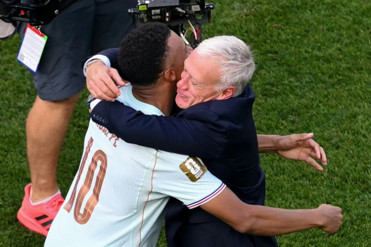 Kylian Mbappe dans les bras de Didier Deschamps après la victoire des Bleus en quart de finale de la Coupe du monde face au Maroc le 9 juillet 2026 à Foxborough ( AFP / ANGELA WEISS )