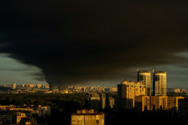 De la fumée au-dessus de Kiev après des frappes aériennes russes, le 8 septembre 2026 en Ukraine ( AFP / Eugene KOTENKO )