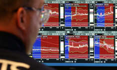 Un trader devant ses écrans à la Bourse de New York, le 16 avril 2026 ( AFP / TIMOTHY A. CLARY )