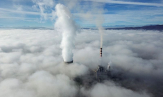 Une vue aérienne par drone montre de la fumée s'élevant de la centrale électrique au charbon à Obilic, Kosovo