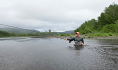 Le pêcheur Christer Kristoffersen lance sa ligne dans la rivière à Hegra, en Norvège, le 19 juin 2025 ( AFP / Jonathan KLEIN )
