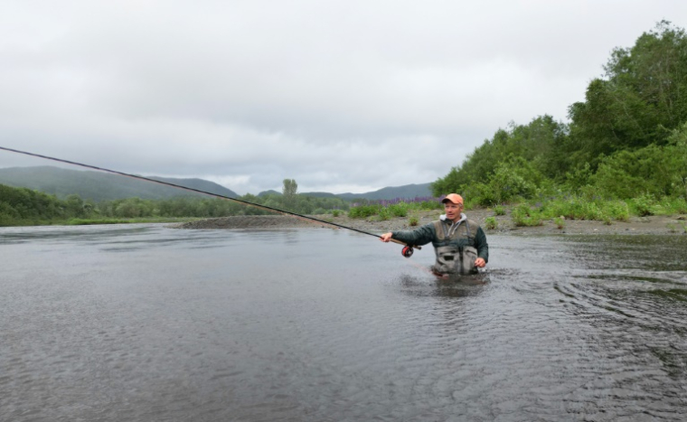 Le pêcheur Christer Kristoffersen lance sa ligne dans la rivière à Hegra, en Norvège, le 19 juin 2025 ( AFP / Jonathan KLEIN )