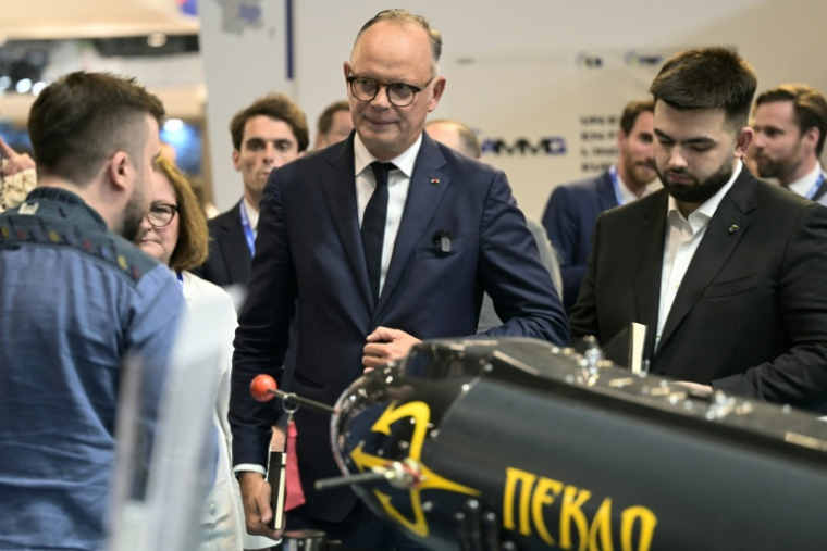 L'ancien Premier ministre et président d'Horizons, Edouard Philippe, en visite au salon Eurosatory le 16 juin 2026 à Villepinte, près de Paris ( AFP / JULIEN DE ROSA )