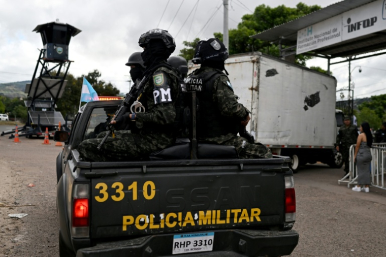 Des militaires escortent un camion transportant des bulletins de vote vers le Centre logistique électoral de Tegucigalpa, le 1er décembre 2025 ( AFP / MARVIN RECINOS )