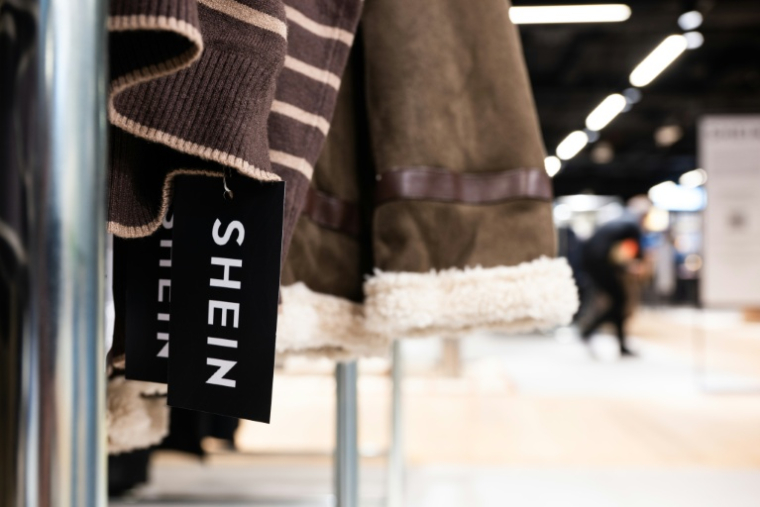 Le logo de Shein sur des vêtements au BHV à Paris le 4 novembre 2025 ( AFP / Julie SEBADELHA )