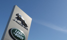PHOTO D'ARCHIVE : Les logos de Jaguar et de Land Rover sont visibles devant un concessionnaire automobile