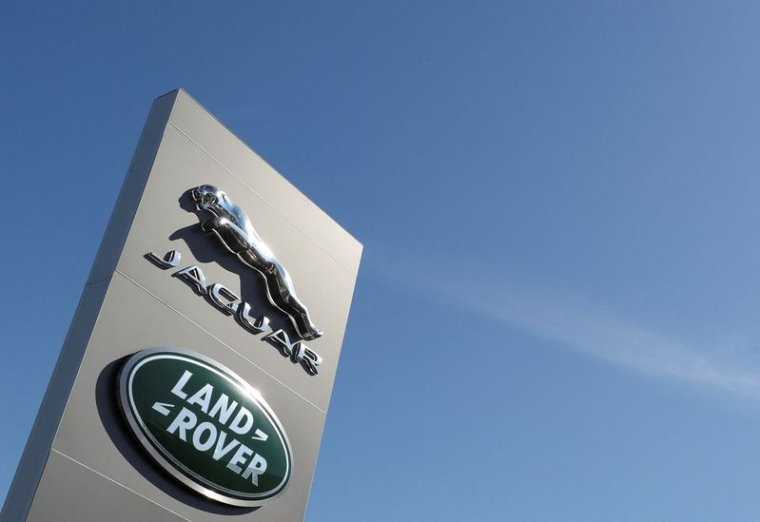 PHOTO D'ARCHIVE : Les logos de Jaguar et de Land Rover sont visibles devant un concessionnaire automobile