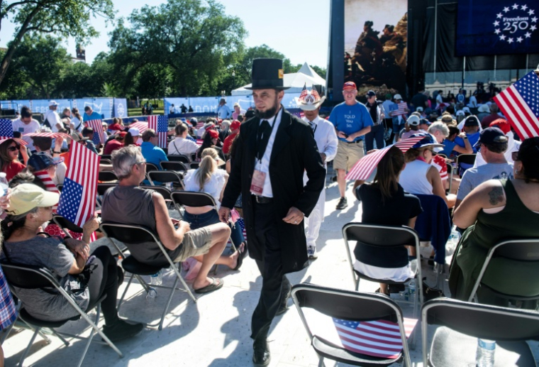 Un homme est habillé en Abraham Lincoln a la "Great American State Fair" sur le National Mall de Washington, le 24 Juin 2026 ( AFP / Matthew Hatcher )