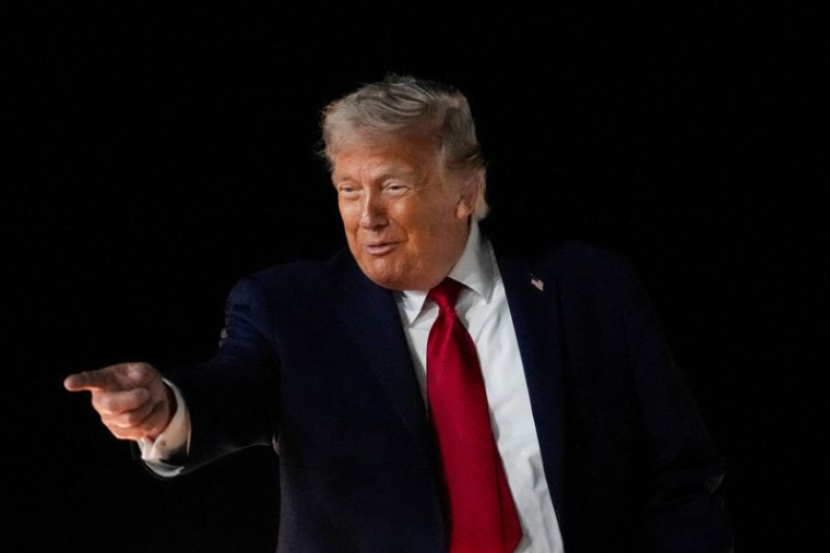 Le président américain Trump assiste au troisième match des finales de la NBA à New York