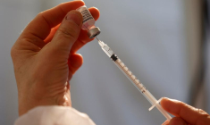 LA FRANCE REÇOIT SES PREMIÈRES DOSES SUPPLÉMENTAIRES DE VACCIN PFIZER