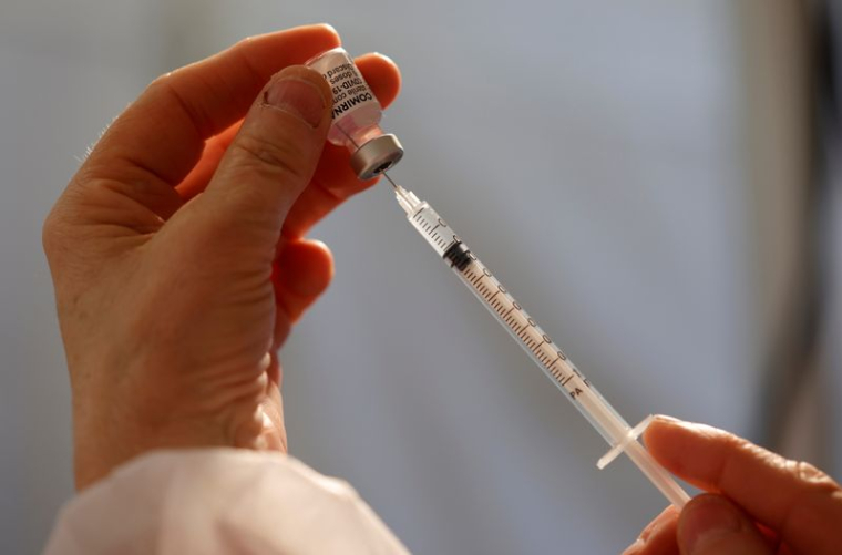 LA FRANCE REÇOIT SES PREMIÈRES DOSES SUPPLÉMENTAIRES DE VACCIN PFIZER