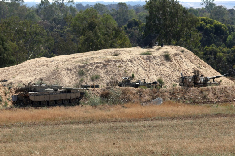 Des chars israéliens déployés sur une position près de la frontière d'Israël avec la bande de Gaza, le 6 mai 2025 ( AFP / Jack GUEZ )