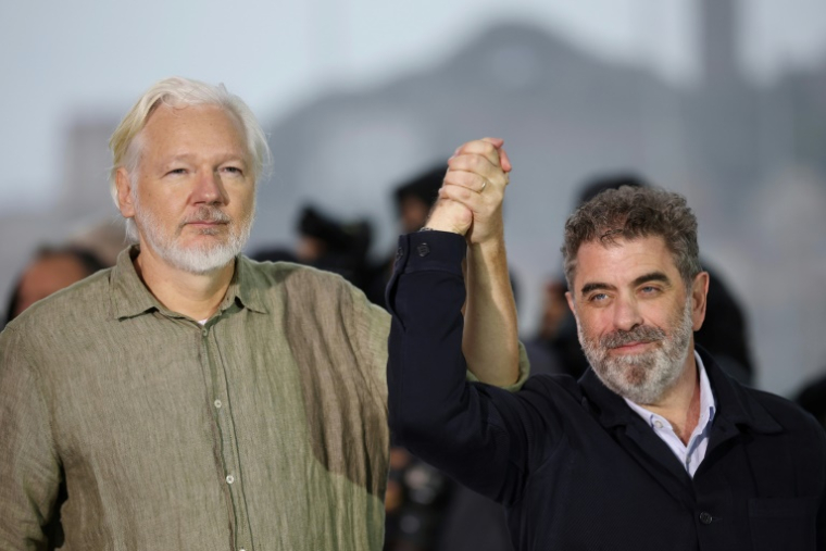 Le fondateur de Wikileaks Julian Assange et le réalisateur américain Eugene Jarecki, le 20 mai 2025 au festival de Cannes ( AFP / Valery HACHE )