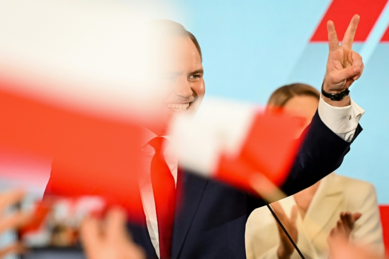 Le candidat nationaliste Karol Nawrocki salue ses partisans à l'issue du premier tour de la présidentielle en Pologne, le 18 mai 2025 à Gdansk ( AFP / Mateusz SLODKOWSKI )