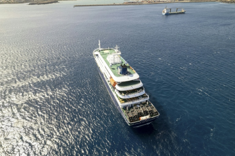 Vue aérienne du bateau de croisière MV Hondius au mouillage au large du port de Praia, au Cap-Vert, le 3 mai 2026 ( AFP / - )