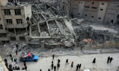 Des habitants devant un immeuble détruit par une frappe à Téhéran, le 12 mars 2026 en Iran ( AFP / - )