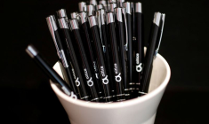 Des stylos au logo d'Altice