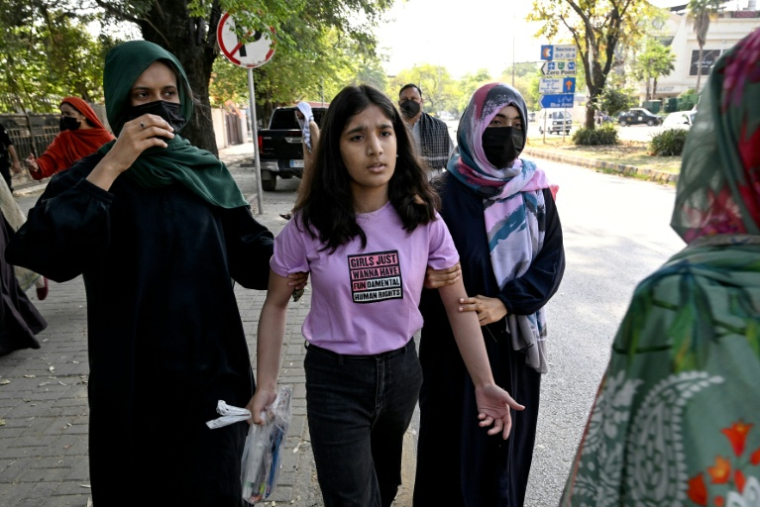 Des policières en civil interpellent une militante du collectif de défense des droits des femmes Aurat March avant un rassemblement pour la Journée internationale des droits des femmes, le 8 mars 2026 à Islamabad ( AFP / Aamir QURESHI )