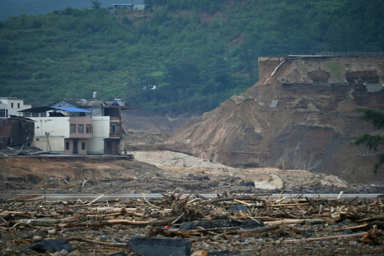 Une section effondrée du réservoir de Liulan, à Hengzhou, le 8 juillet 2026 dans le sud-ouest de la Chine ( AFP / GREG BAKER )