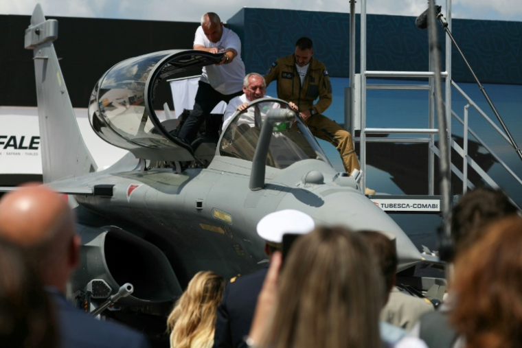 Le Premier ministre François Bayrou dans le cockpit du Rafale F4 au salon du Bourget, le 16 juin 2025 près de Paris ( AFP / Alain JOCARD )
