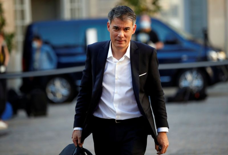 Olivier Faure, du Parti socialiste français (PS), arrive à une réunion avec les dirigeants des partis politiques à l'hôtel Matignon à Paris