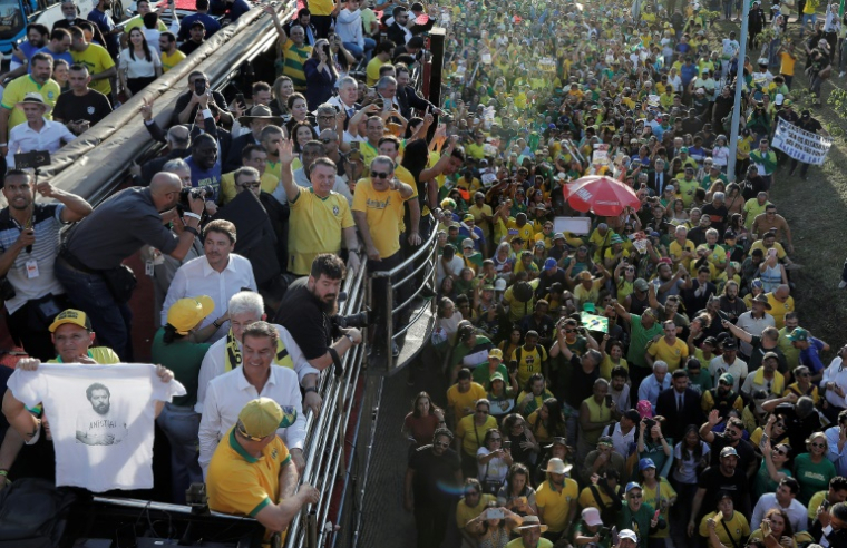 L'ancien président du Brésil Jair Bolsonaro salue ses partisans lors d'une manifestation à Brasilia, le 7 mai 2025 ( AFP / SERGIO LIMA )