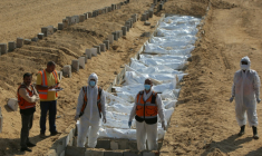 Des travailleurs préparent une fosse commune pour des Palestiniens dans un cimetière de Khan Younès, dans le sud de la bande de Gaza, le 10 Novembre 2025.  ( AFP / Bashar Taleb )