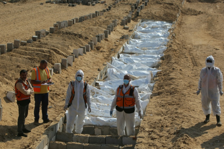 Des travailleurs préparent une fosse commune pour des Palestiniens dans un cimetière de Khan Younès, dans le sud de la bande de Gaza, le 10 Novembre 2025.  ( AFP / Bashar Taleb )