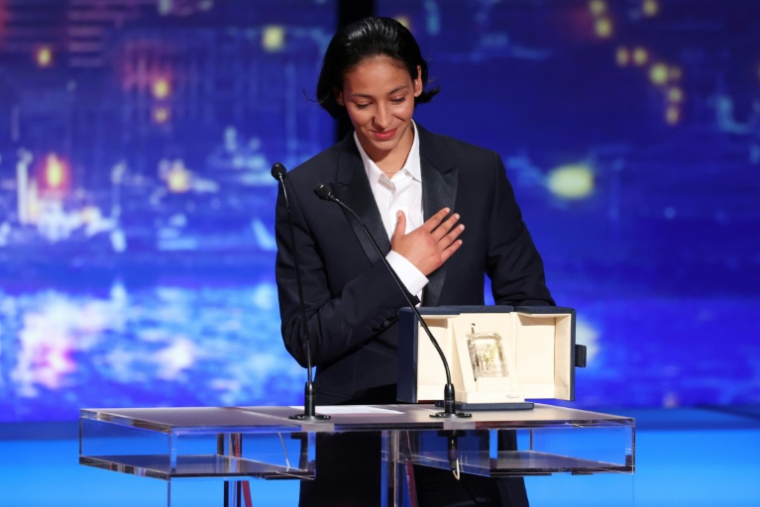 L'actrice Nadia Melliti reçoit le Prix d'interprétation féminine pour son rôle dans le film "La Petite derniere" au Festival de Cannes le 24 mai 2025 ( AFP / Sameer AL-DOUMY )