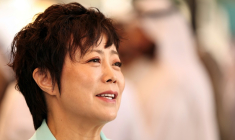 Stella Li, vice-présidente exécutive du constructeur automobile chinois BYD, donne une interview lors du Sommet mondial des gouvernements, à Dubaï aux Émirats arabes unis, le 3 février 2026  ( AFP / FADEL SENNA )