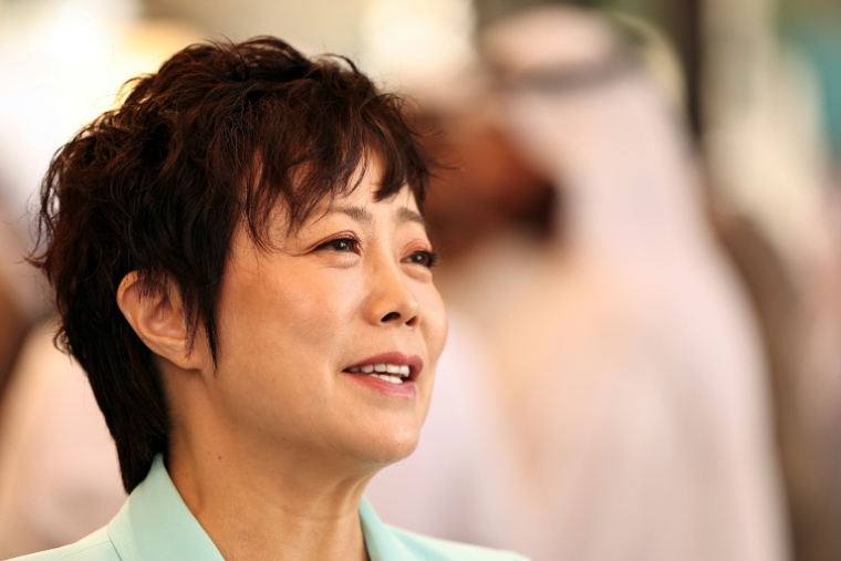 Stella Li, vice-présidente exécutive du constructeur automobile chinois BYD, donne une interview lors du Sommet mondial des gouvernements, à Dubaï aux Émirats arabes unis, le 3 février 2026  ( AFP / FADEL SENNA )
