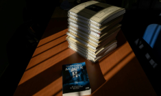 Un roman à côté de sa version en braille au Centre de transcription et d'édition en Braille (CTEB) à Toulouse le 28 janvier 2026 ( AFP / Ed JONES )