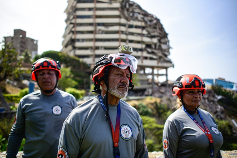 Des membres du Groupe de sauvetage unifié du Venezuela (GRUV) à Catia La Mar, au Venezuela, le 4 août 2026 ( AFP / Maxwell BRICENO )