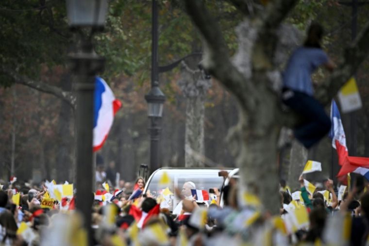 La foule lors du passage du pape Léon XIV dans la papamobile sur les Champs-Elysées le 26 septembre 2026 ( AFP / JULIEN DE ROSA )