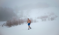 L'archéologue serbe Vladimir Stevanovic marche dans une épaisse couche de neige, en short et chaussures de randonnée, sur le mont Besna Kobila, près de la ville de Vranje, le 30 janvier 2026 en Serbie ( AFP / Oliver BUNIC )