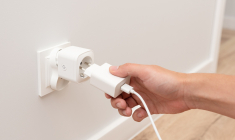 Si vous le laissez branché, un chargeur consommera continuellement une petite quantité d'énergie. (crédit : Adobe Stock)