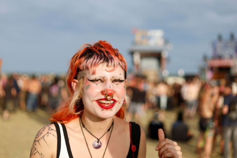 Une participante à une free party sur un site militaire à Cornusse, près de Bourges, le 2 mai 2026 ( AFP / Kenzo TRIBOUILLARD )