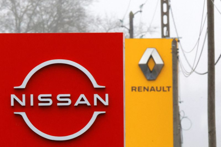 Logos des constructeurs automobiles Nissan et Renault à Étampes