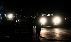 Des personnes marchent dans la rue pendant une panne d'électricité à La Havane, Cuba, le 25 janvier 2026 ( AFP / YAMIL LAGE )