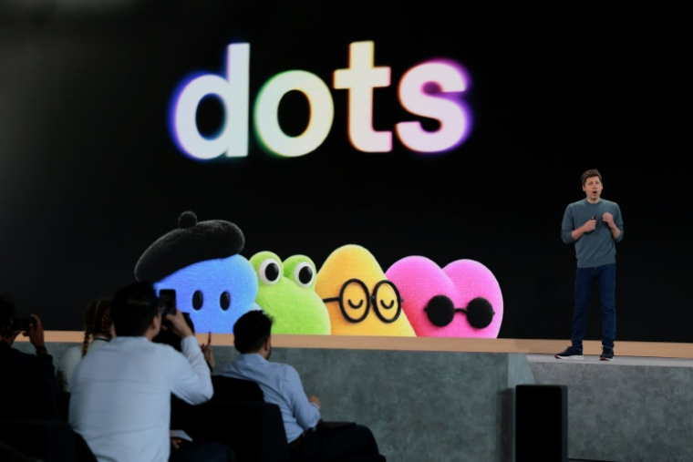 Sam Altman, PDG d'OpenAI, annonce de nouveaux agents assistants personnels basés sur l'intelligence artificielle, baptisés "dots", destinés à concurrencer Muse de Meta, lors de la conférence des développeurs d'OpenAI à Fort Mason, le 29 septembre 2026, à San Francisco, en Californie ( GETTY IMAGES NORTH AMERICA / Heather Diehl )