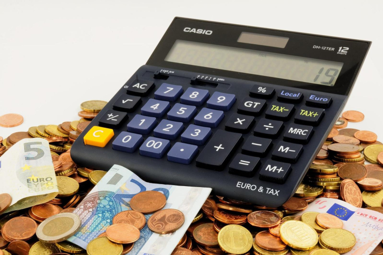 Pour les épargnants ayant un livret A entièrement rempli, un taux à 3,5% au lieu de 4% entraînerait une perte d'intérêts de 115 euros. (Bru-nO / PIxabay)