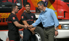Le Premier ministre espagnol Pedro Sánchez (d), salue des membres des services de secours à son arrivée dans la zone d'un incendie de forêt meurtrier, au poste de commandement à Turre, dans la province d'Almería, le 13 juillet 2026 en Espagne ( AFP / JORGE GUERRERO )