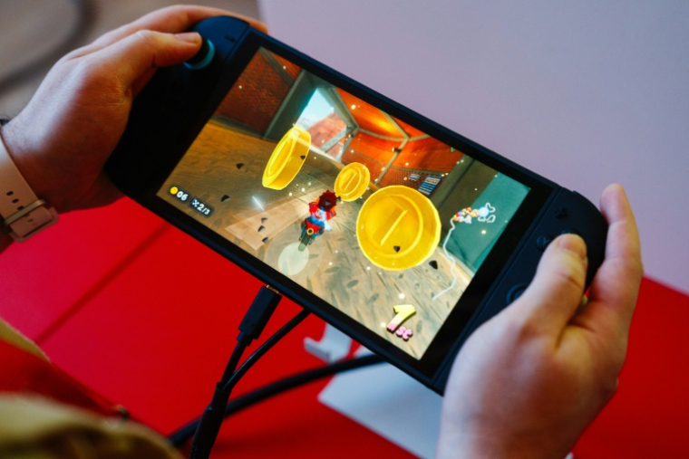 Le jeu Mariokart World de la nouvelle console de jeux vidéo Nintendo Switch 2 lors de sa présentation à Paris, le 2 avril 2025 ( AFP / Dimitar DILKOFF )