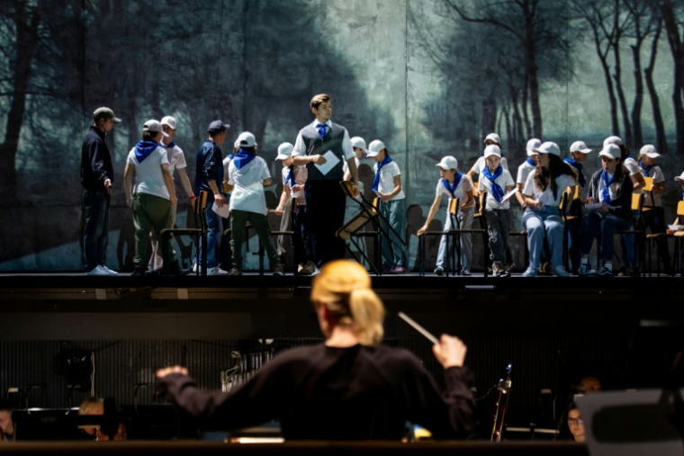 Keri-Lynn Wilson dirige son orchestre lors d'une répétition de l'opéra "Les mères de Kherson" à Varsovie, le 13 octobre 2026 ( AFP / Wojtek RADWANSKI )
