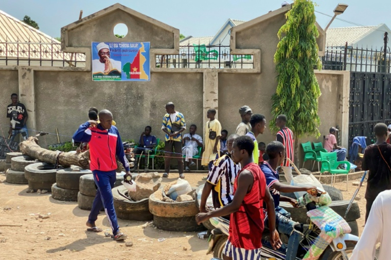 Des partisans de l'opposant Issa Tchiroma Bakary se rassemblent près de sa résidence à Garoua (Cameroun) le 27 octobre 2025 ( AFP / - )